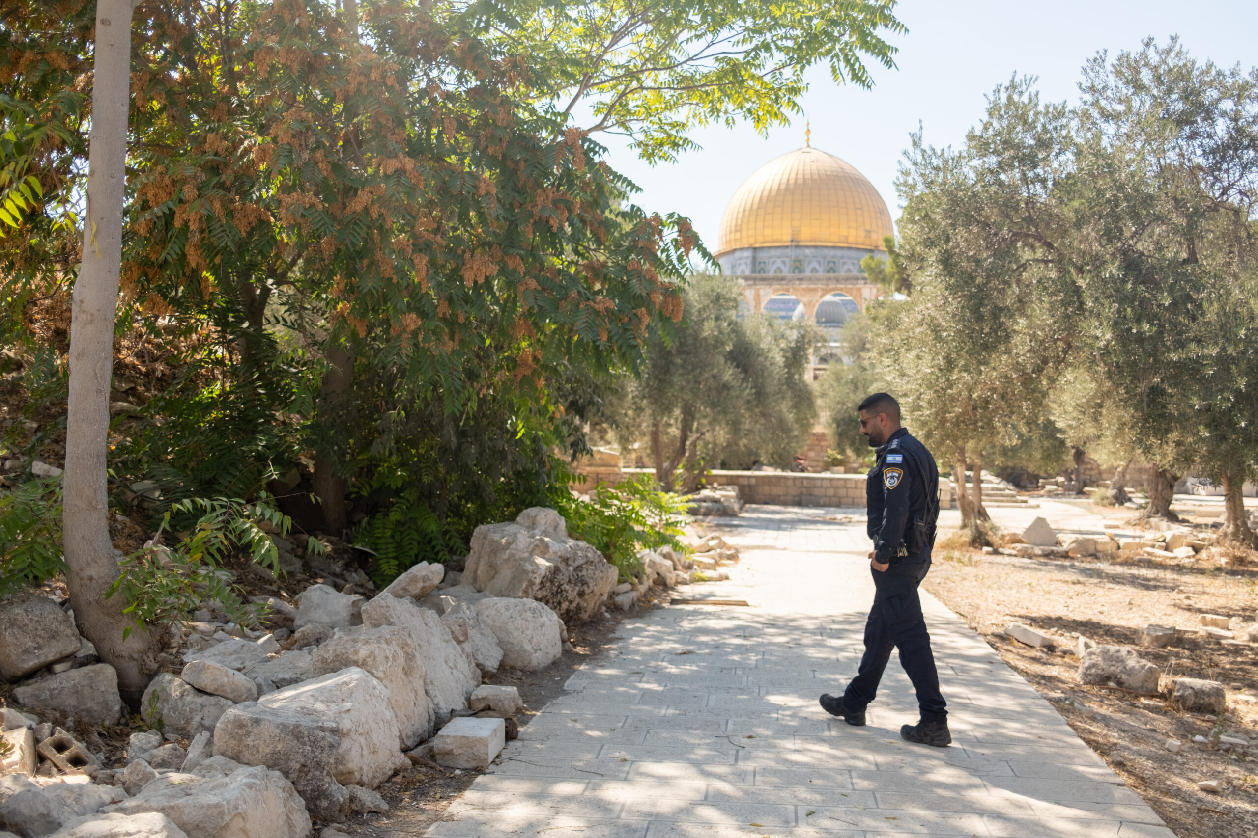 “A thousand police will not extinguish it”: Hanukkah candle lit on the Temple Mount